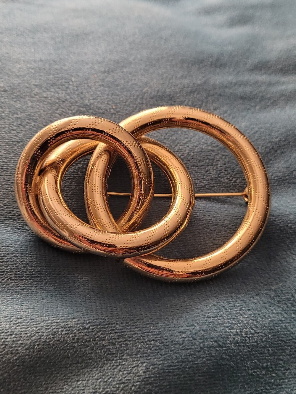 Vintage Abstract Gold Tone Interlocking Circle Brooch – Modernist Knot Design